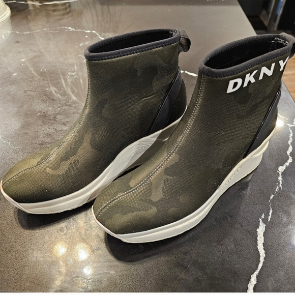 DKNY London camouflage wedge sneaker, excellent pre loved condition. Sz 7.5 - Picture 3 of 9